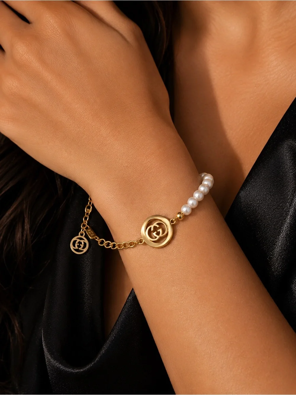 Luxury 18K Gold Pearl GG Medallion Charm Bracelet